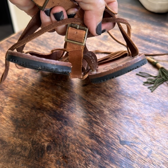 Free people Willow gladiator sandal size 6 Brown leather green tassels wrap boho - Picture 13 of 15